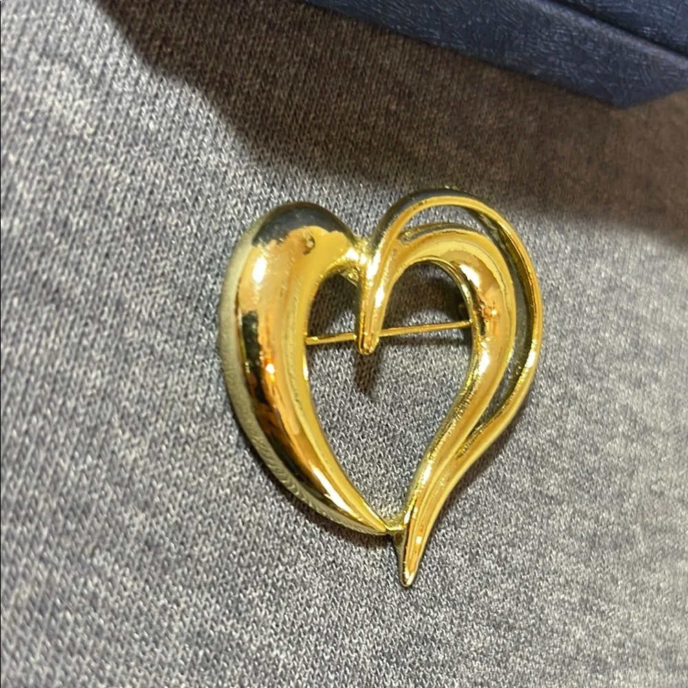 American jewelry company this striking